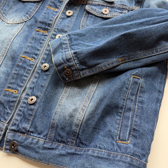 The Style Between Us Cropped Jean Jacket Size L - Picture 4 of 14
